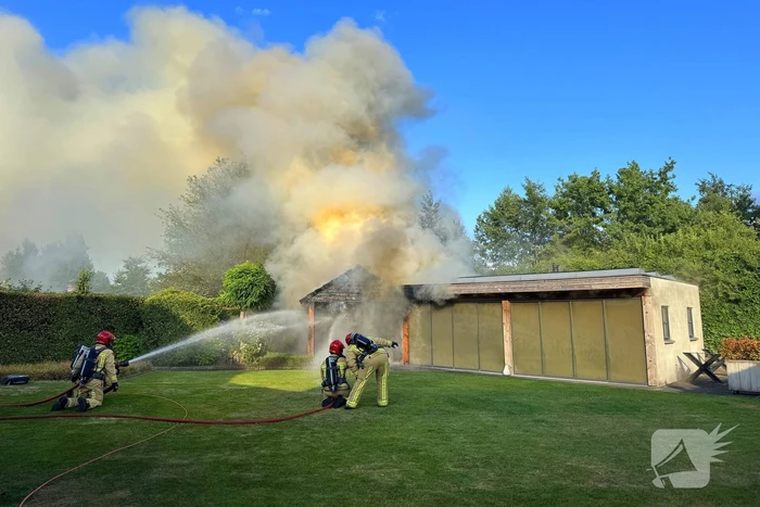 Brandweer staakt blussing wegens uitslaande brand elders