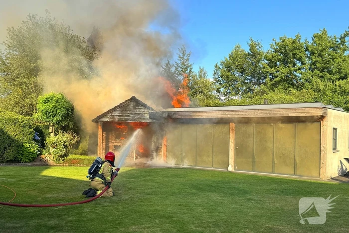Brandweer staakt blussing wegens uitslaande brand elders