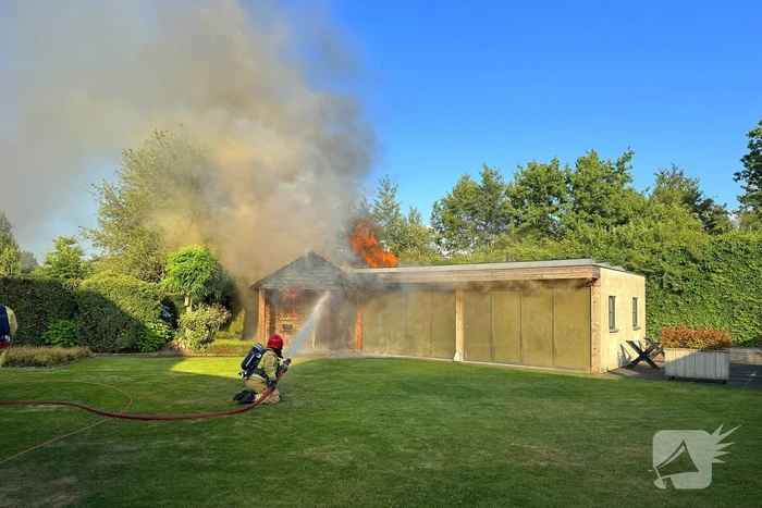 Brandweer staakt blussing wegens uitslaande brand elders