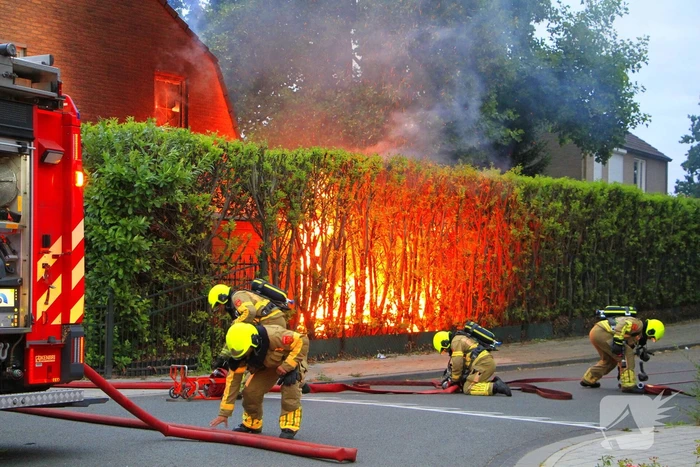 Felle schuurbrand slaat over naar woonhuis, persoon gewond