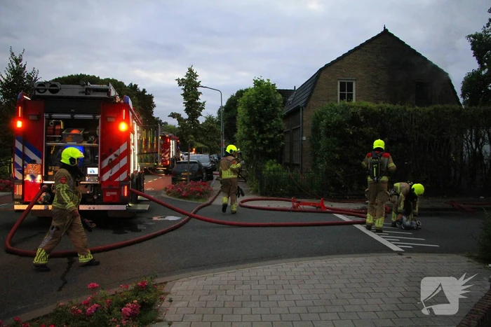 Felle schuurbrand slaat over naar woonhuis, persoon gewond