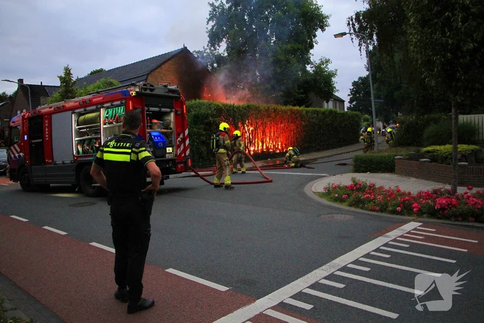 Felle schuurbrand slaat over naar woonhuis, persoon gewond