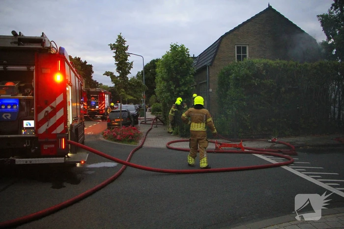 Felle schuurbrand slaat over naar woonhuis, persoon gewond