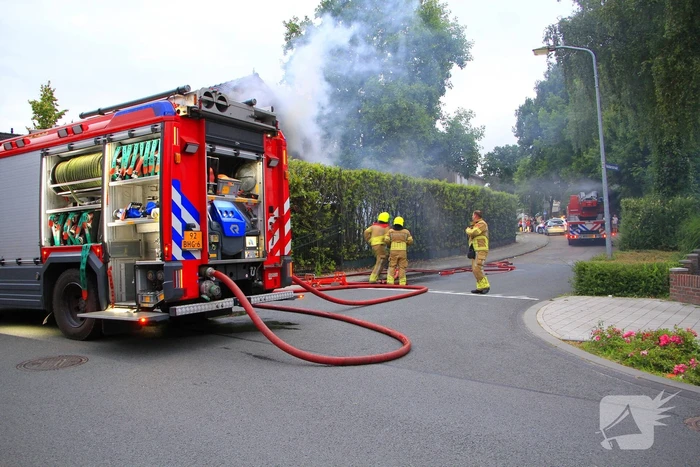 Felle schuurbrand slaat over naar woonhuis, persoon gewond