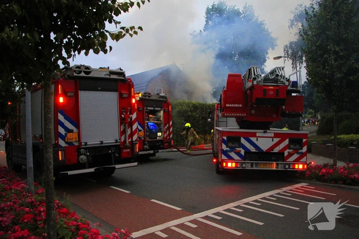 Felle schuurbrand slaat over naar woonhuis, persoon gewond