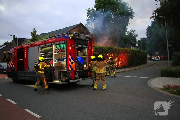 Felle schuurbrand slaat over naar woonhuis, persoon gewond