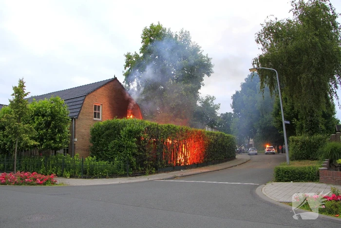 Felle schuurbrand slaat over naar woonhuis, persoon gewond