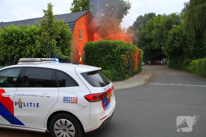 Felle schuurbrand slaat over naar woonhuis, persoon gewond
