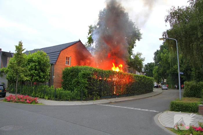 Felle schuurbrand slaat over naar woonhuis, persoon gewond