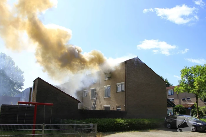 Grote uitslaande brand in woning