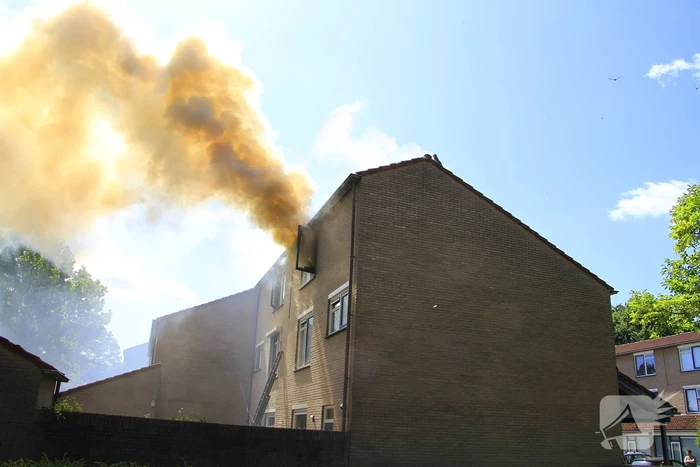 Grote uitslaande brand in woning