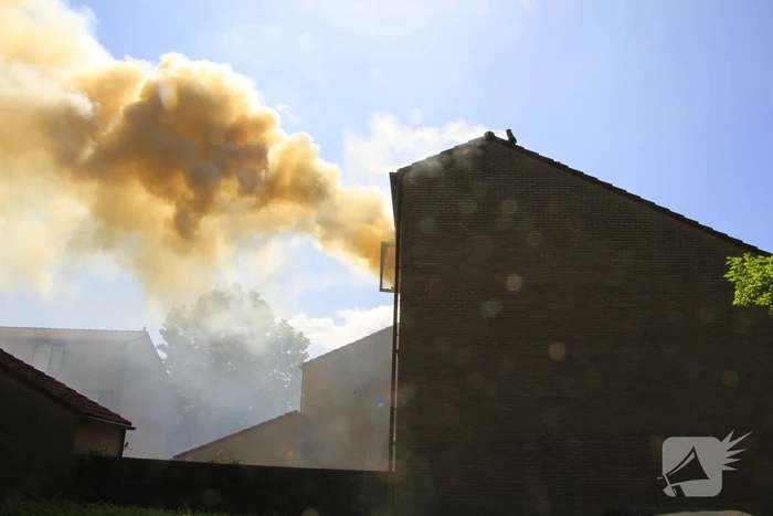 Grote uitslaande brand in woning