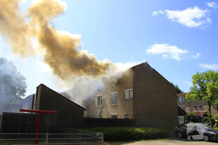Grote uitslaande brand in woning