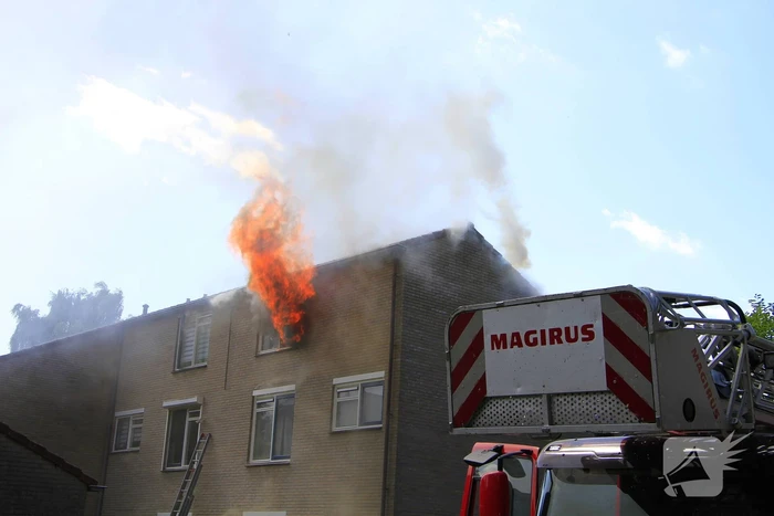 Grote uitslaande brand in woning