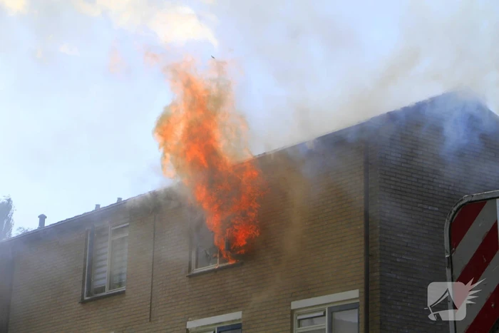 Grote uitslaande brand in woning