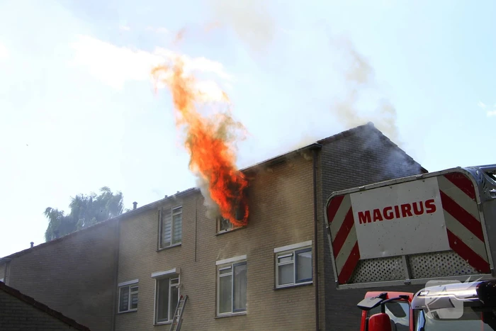 Grote uitslaande brand in woning