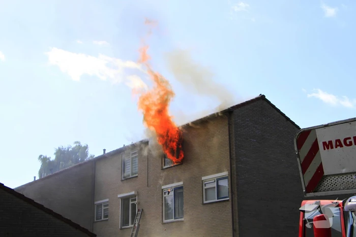 Grote uitslaande brand in woning