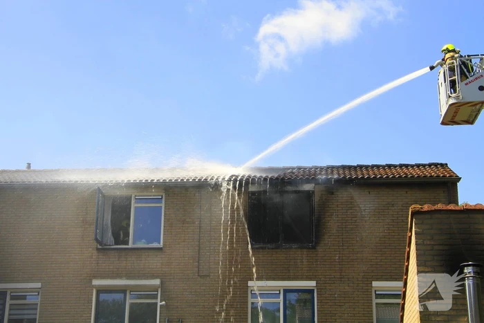 Grote uitslaande brand in woning