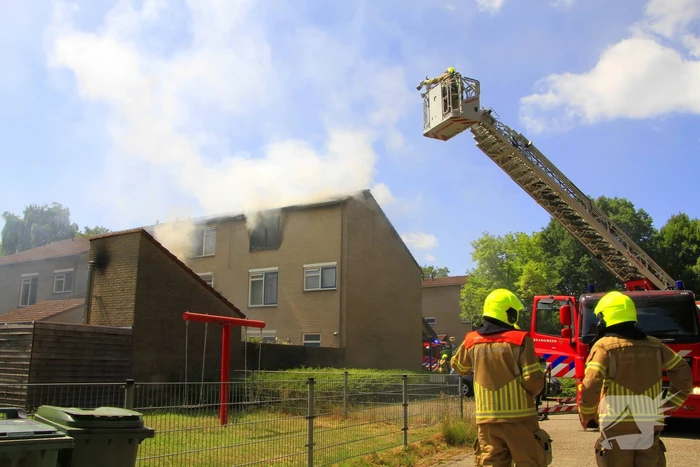 Grote uitslaande brand in woning