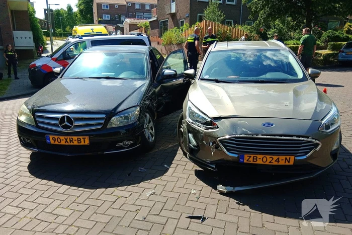 Twee voertuigen betrokken bij aanrijding op bekende kruising