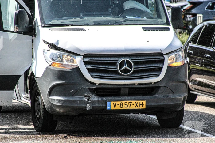 Veel schade bij aanrijding tussen bestelbus en personenauto