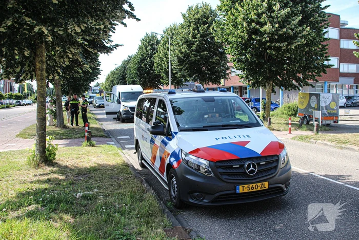 Veel schade bij aanrijding tussen bestelbus en personenauto