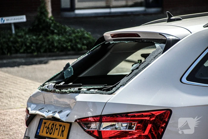 Veel schade bij aanrijding tussen bestelbus en personenauto