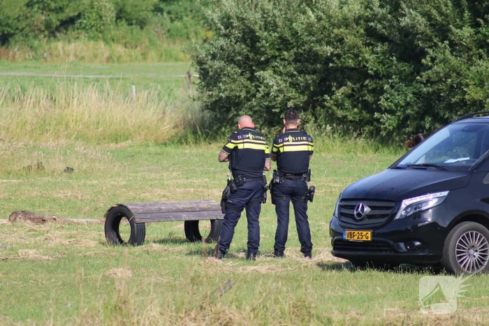 Persoon zwaargewond bij ongeval in weiland