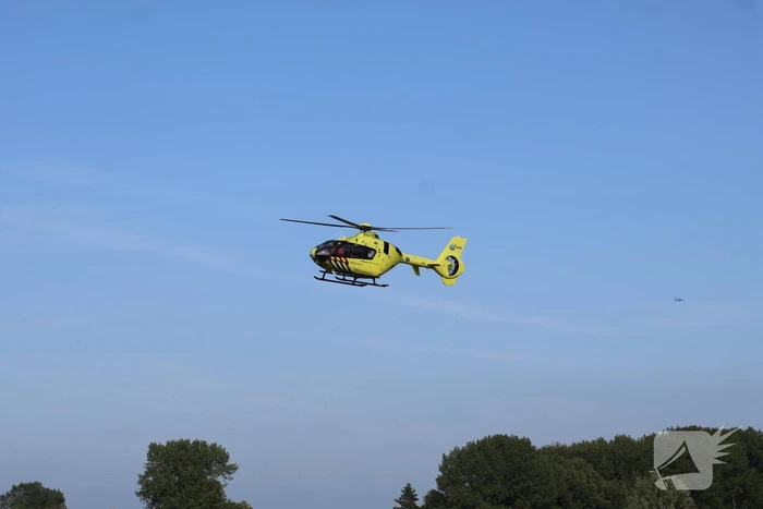 Persoon zwaargewond bij ongeval in weiland