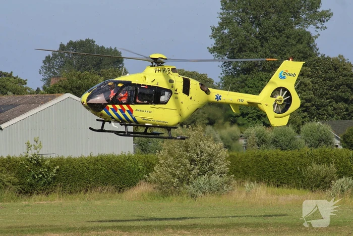 Persoon zwaargewond bij ongeval in weiland