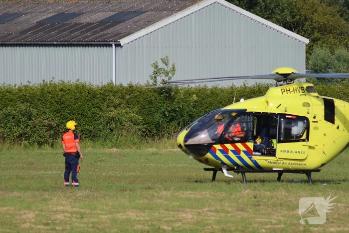 Persoon zwaargewond bij ongeval in weiland