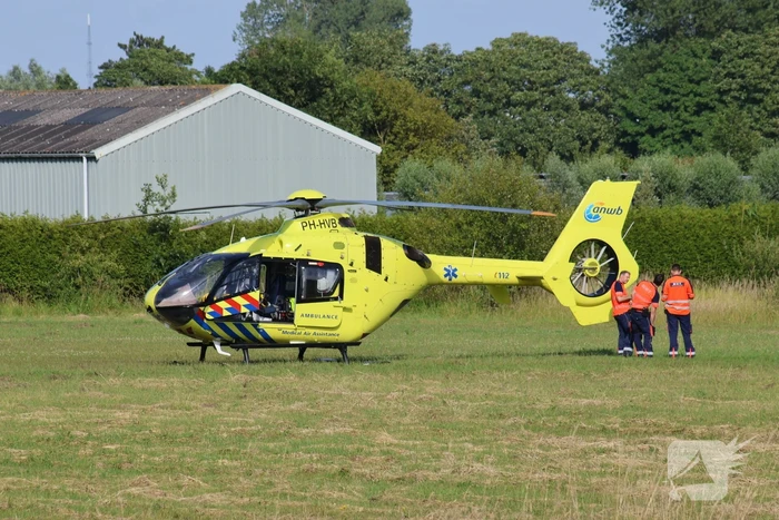 Persoon zwaargewond bij ongeval in weiland