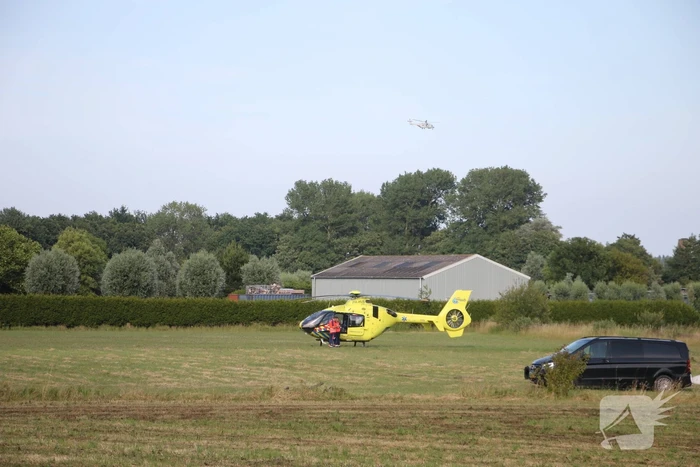 Persoon zwaargewond bij ongeval in weiland