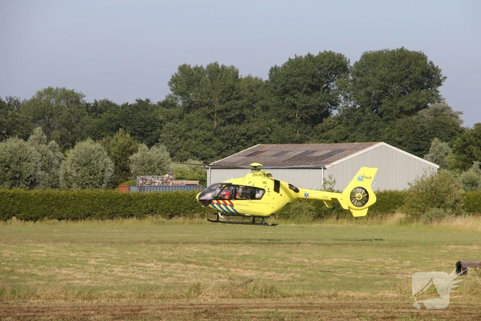 Persoon zwaargewond bij ongeval in weiland