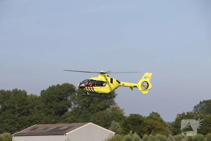 Persoon zwaargewond bij ongeval in weiland