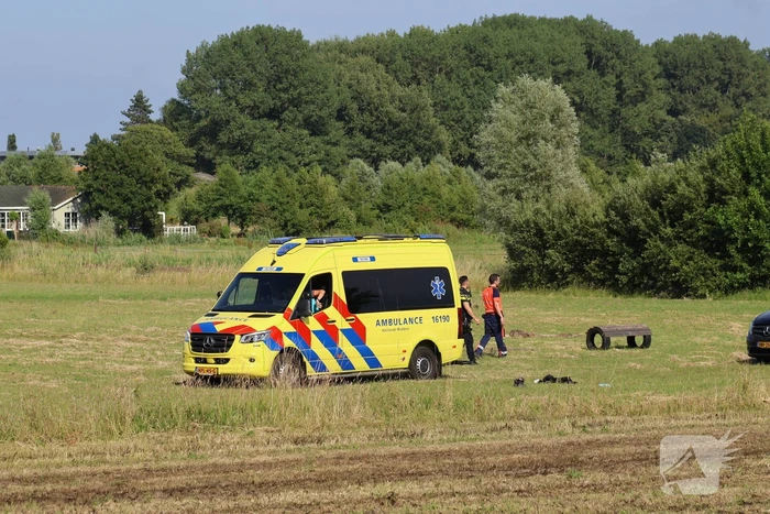 Persoon zwaargewond bij ongeval in weiland