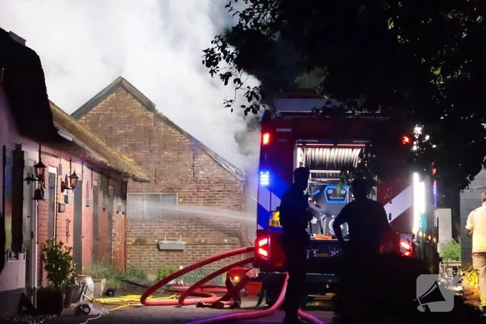 Grote brand in schuur achter woonhuis