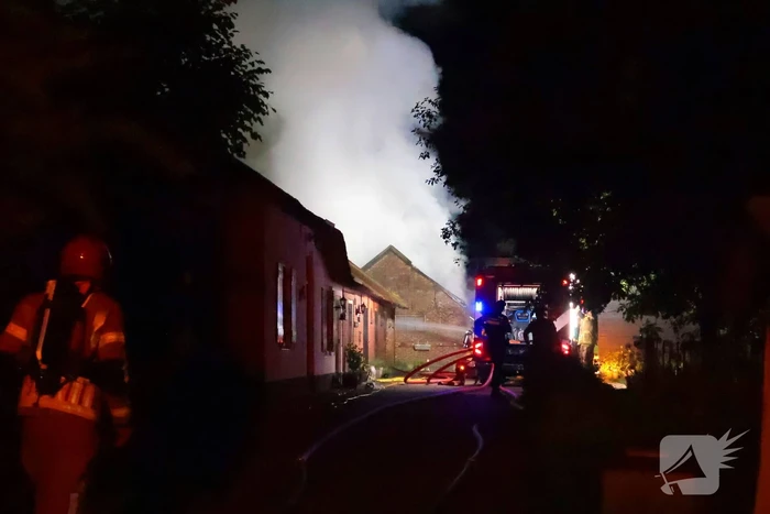 Grote brand in schuur achter woonhuis