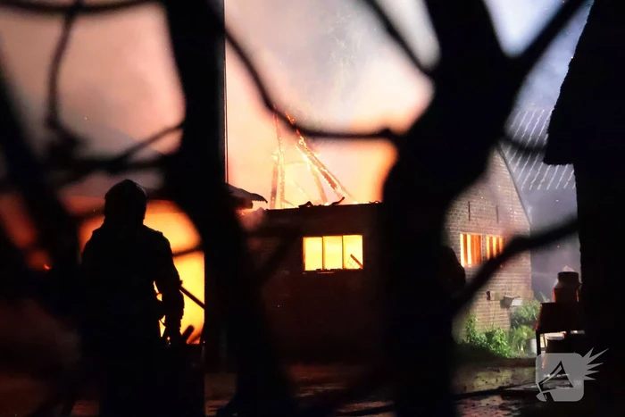 Grote brand in schuur achter woonhuis
