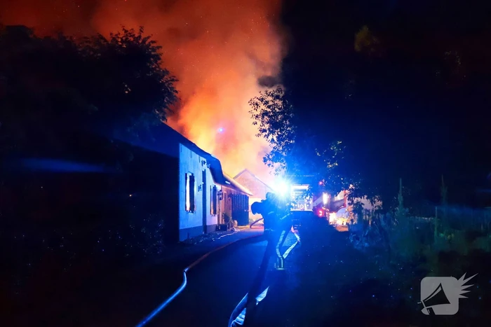 Grote brand in schuur achter woonhuis