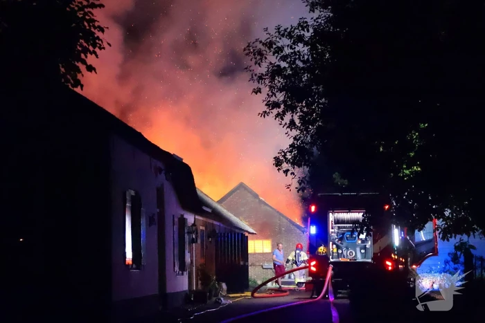 Grote brand in schuur achter woonhuis