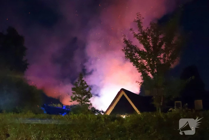 Grote brand in schuur achter woonhuis