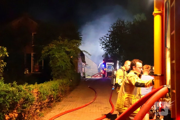 Grote brand in schuur achter woonhuis