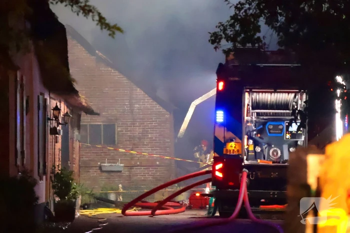Grote brand in schuur achter woonhuis