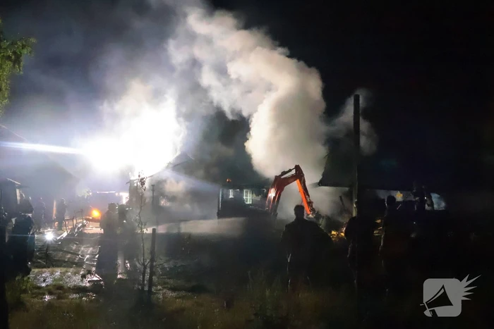 Grote brand in schuur achter woonhuis