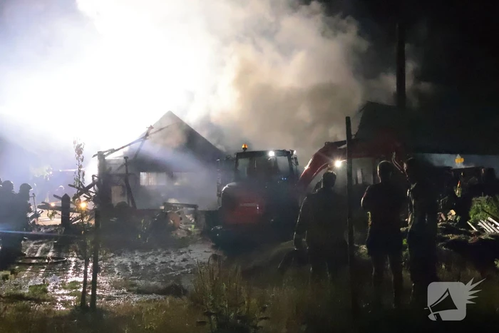 Grote brand in schuur achter woonhuis