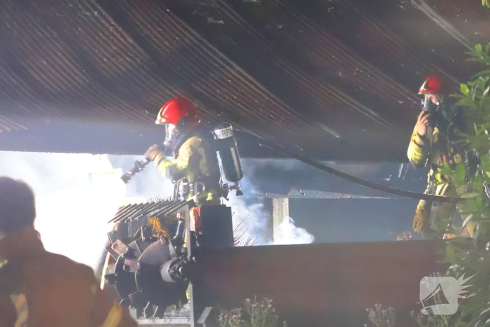 Grote brand in schuur achter woonhuis