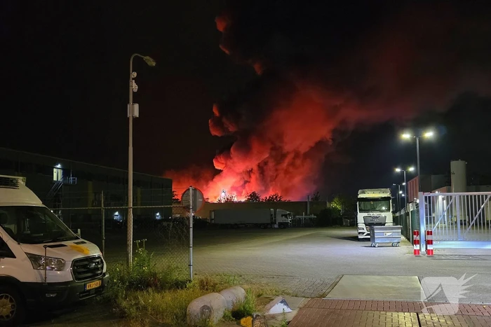 Uitslaande brand in bedrijfspand brandweer schaalt groots op