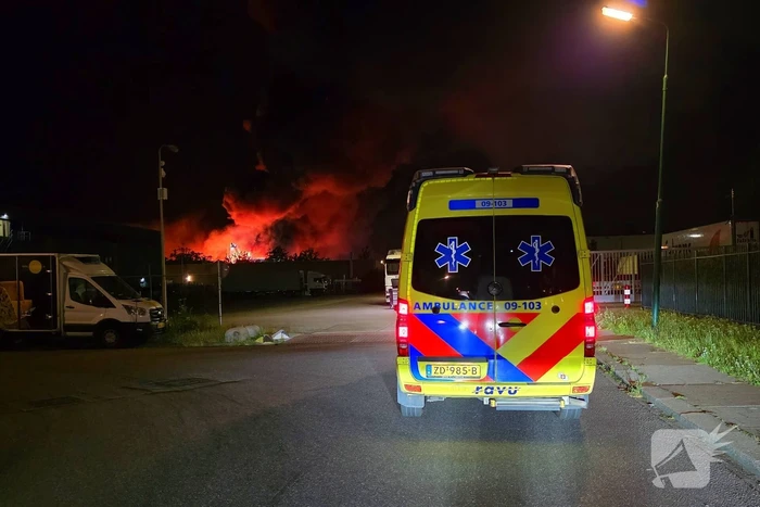 Uitslaande brand in bedrijfspand brandweer schaalt groots op