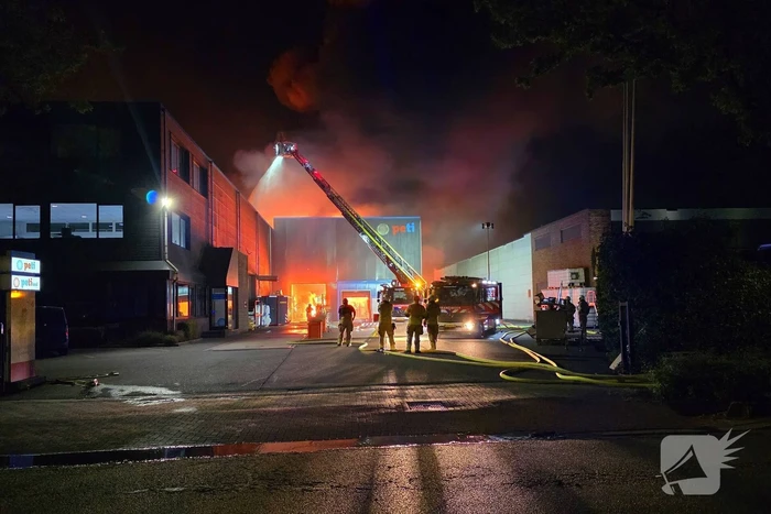 Uitslaande brand in bedrijfspand brandweer schaalt groots op